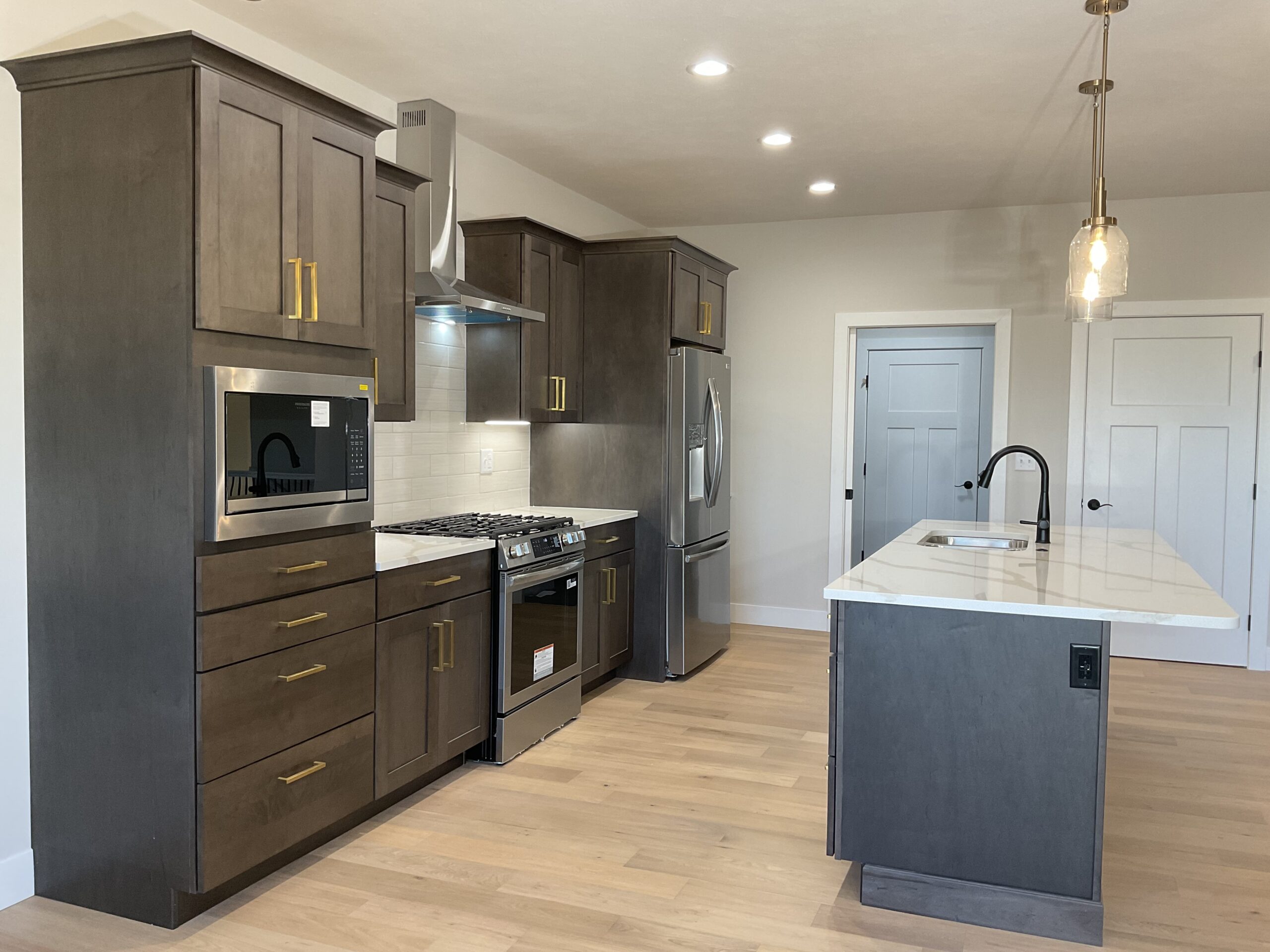 5 ft between Cabinets and Island