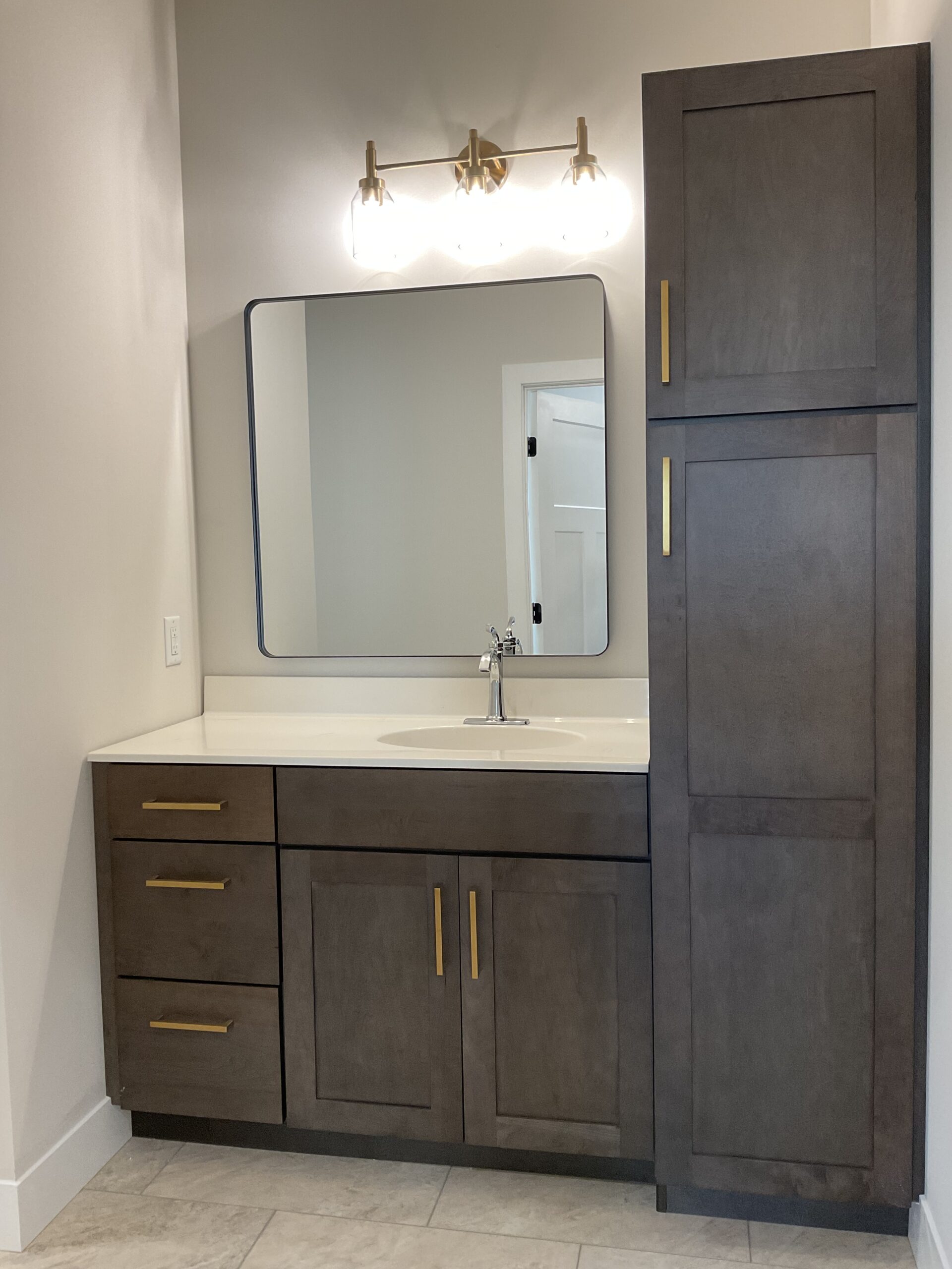 Hall bathroom with adaptable sink base